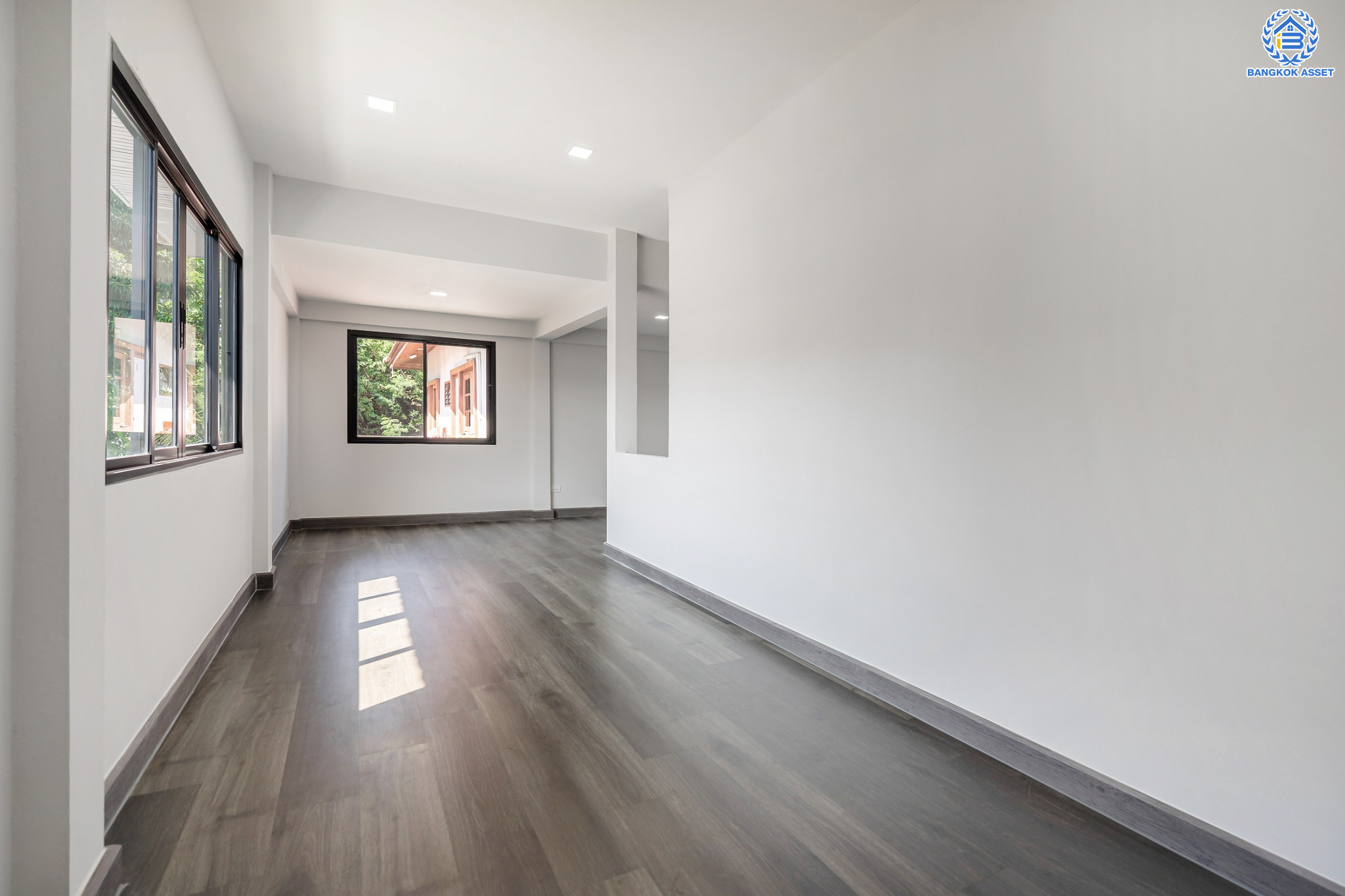 บ้านมือสองตกแต่งใหม่ ซอยวัดเวฬุวนาราม36 สรงประภา-ดอนเมือง บ้านเดี่ยวหลังใหญ่ เนื้อที่ 101 ตร.ว. ฟังก์ชัน 5 ห้องนอน 5 ห้องน้ำ 1 ห้องอเนกประสงค์ 1 ห้องรับประทานอาหาร 1 ห้องแม่บ้าน จอดรถได้ถึง 4 คัน บนทำเลดีที่สุด ใกล้สนามบินดอนเมือง ทางด่วน "ศรีสมาน" และรถไฟฟ้าสายสีแดง "สถานีดอนเมือง"